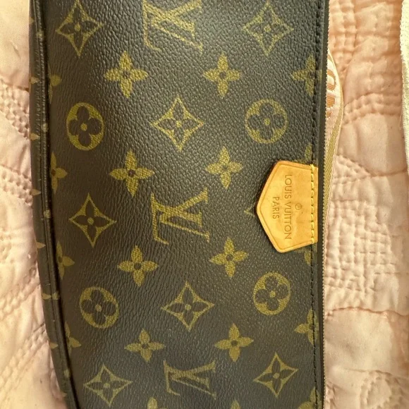 Louis Vuitton Pochette Cross Body - Picture 6 of 13